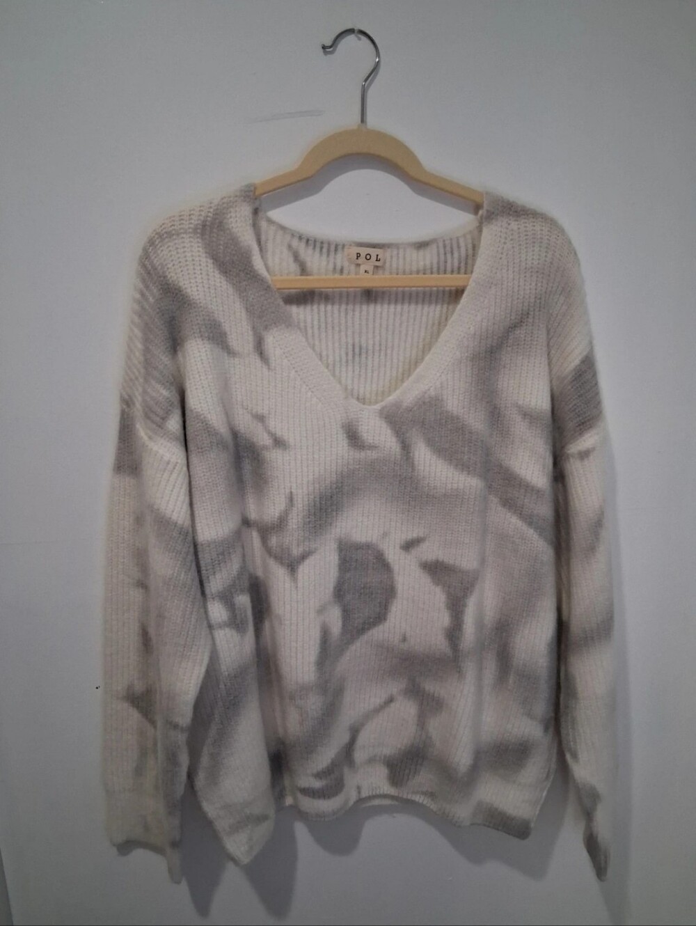 POL Women's V-Neck Tie-Dye Sweater in Cream and Gray NWOT